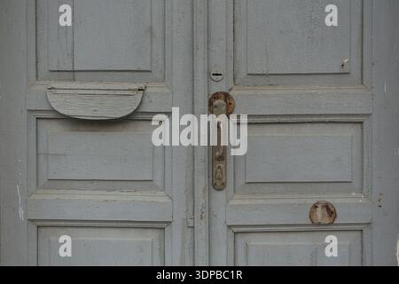 Vecchie porte in legno nel vecchio edificio dipinte di grigio Foto Stock