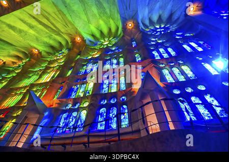 Barcellona, Spagna - 15 giugno 2019 - l'interno della cappella principale della Sagrada Familia che iniziò la costruzione nel 1882 Foto Stock