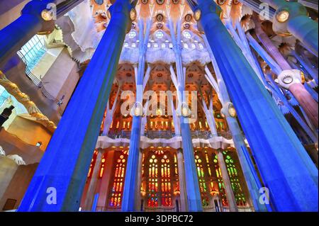 Barcellona, Spagna - 15 giugno 2019 - l'interno della cappella principale della Sagrada Familia che iniziò la costruzione nel 1882 Foto Stock