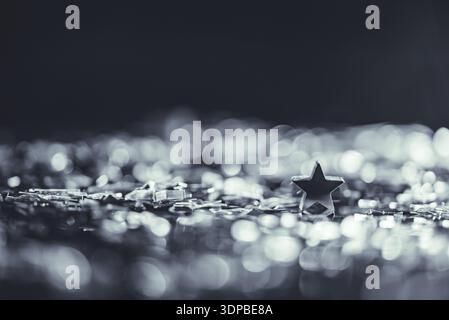 Foto macro di Silver star con luce bokeh di fondo Foto Stock
