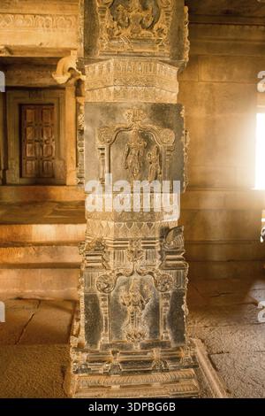 Indiano turistico punto di riferimento fra le antiche rovine di Hampi. Hampi Bazaar, Hampi, Karnataka, India Foto Stock