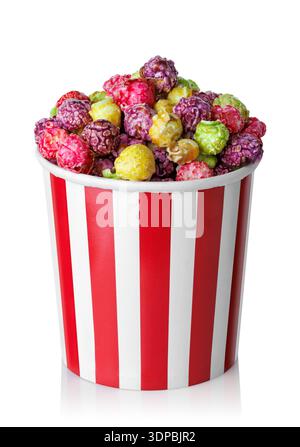 Popcorn di frutta caramellato in tazza di carta a strisce rosse e bianche isolato su bianco Foto Stock