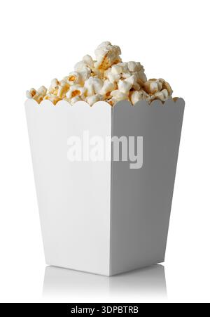 Popcorn in secchio di carta isolato su sfondo bianco Foto Stock