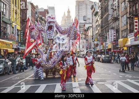 Persone che festeggiano durante una parata taiwanese nel Lower East Side di Manhattan, New York, New York, Stati Uniti Foto Stock