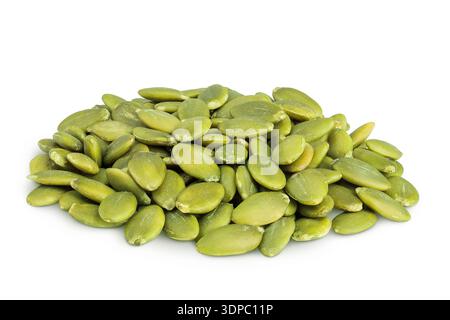 Sbucciate i semi di zucca isolati su sfondo bianco Foto Stock