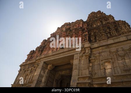 Indiano turistico punto di riferimento fra le antiche rovine di Hampi. Hampi Bazaar, Hampi, Karnataka, India Foto Stock