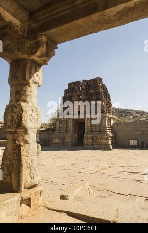 Indiano turistico punto di riferimento fra le antiche rovine di Hampi. Hampi Bazaar, Hampi, Karnataka, India Foto Stock