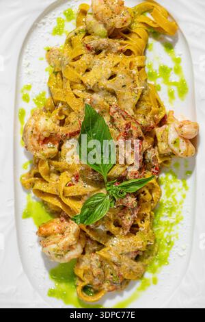 Tagliatelle di pesce con gamberi e basilico Foto Stock