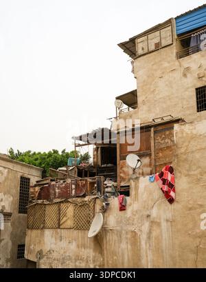 Aggiunte informali sul tetto e facciate intemprate che mostrano la vita quotidiana nel quartiere storico vicino a Bab el-Nasr, il Cairo, Egitto Foto Stock