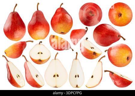 Pere rosse mature con pelli macchiate, raccolta, primo piano, sfondo bianco isolato. Intero e mezzo, lati diversi, riprese in studio. Fresco biologico Foto Stock