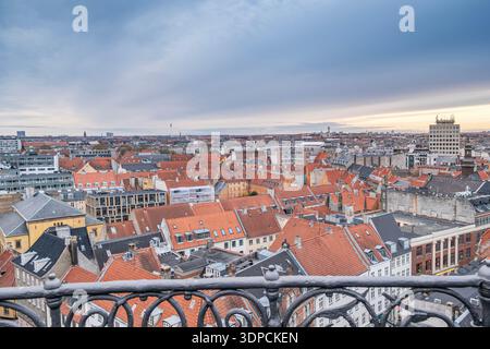 Vista panoramica dello skyline di Copenaghen con i tetti rossi storici Foto Stock