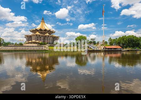 Nuovo edificio dell'Assemblea legislativa dello Stato di Sarawak situato a Kuching, Sarawak, Borneo, Malesia Foto Stock