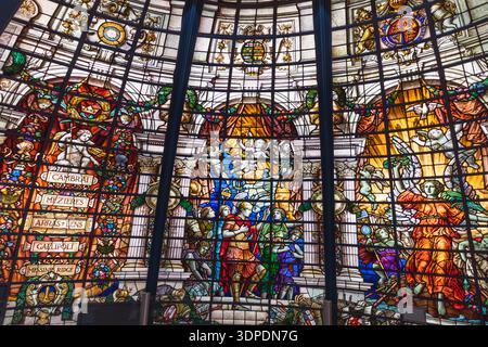 Vivaci interni storici a mosaico di vetro colorato. Londra, Regno Unito, 16 giugno 2024 Foto Stock