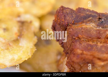 Maiale fritto con banana verde fritta primo piano Foto Stock