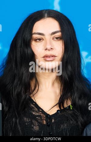Berlino, Germania. 14 febbraio 2026. Charli XCX posa al Photocall per il momento durante il Berlinale (Berlin Film Festival) al Grand Hyatt Berlin. Foto: Julie Edwards./Alamy Live News Foto Stock