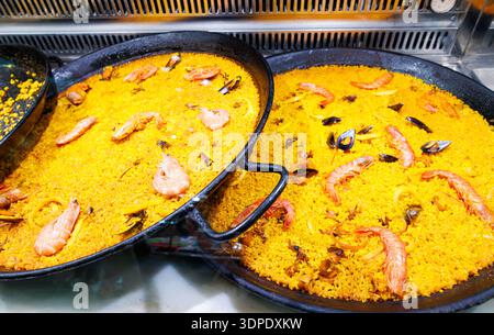 Deliziosa paella di pesce tradizionale valenciano. Piatto di riso salato con gamberetti, calamari e vongole in paella Foto Stock