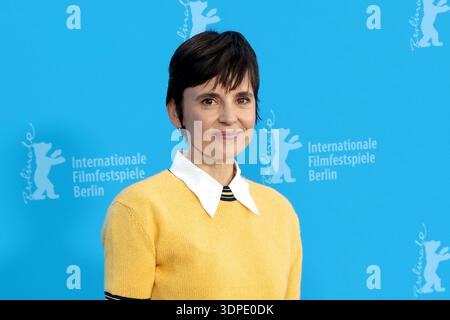 Elena Anaya posa alla fotocall "Rosebush Pruning" durante il 76° Berlinale International Film Festival di Berlino al Grand Hyatt Hotel il 14 febbraio 2026 a Berlino, Germania Foto Stock