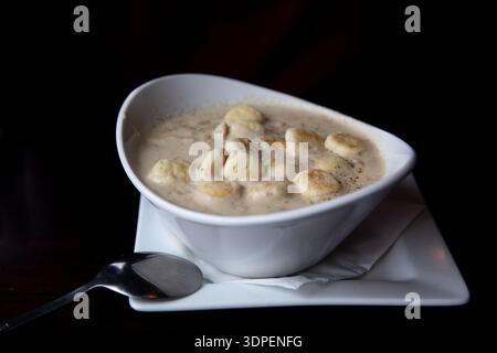 Zuppa di vongole del New England con cracker di ostriche Foto Stock