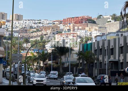 guardando su avenida juan xxiii verso le colline coperte di casa cuidad alta in las palmas de gran canaria, isole canarie, spagna Foto Stock