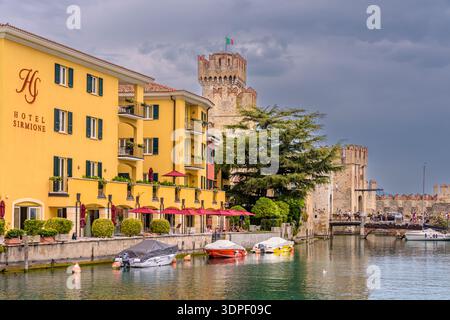 Sirmione, Italia - 12 agosto 2019: Veduta del paese di Sirmione, il famoso castello, barche e alberghi Foto Stock