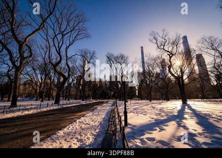 Splendida vista al tramonto del Mall a Central Park, New York City, New York, USA, vista in una giornata invernale soleggiata ma fredda Foto Stock