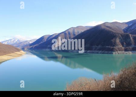 Vista panoramica del bacino di Zhinvali con acqua turchese e montagne intorno. Foto Stock