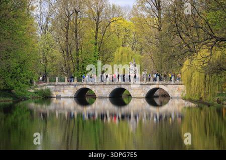 Varsavia, Polonia - 24 aprile 2022: Ponte e monumento del re Jan III Sobieski nel parco Lazienki nella città di Varsavia Foto Stock