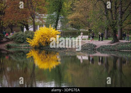 Varsavia, Polonia - 24 aprile 2022: Laghetto nel parco Lazienki nella città di Varsavia Foto Stock
