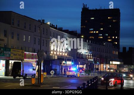 Margate Town Center Street di notte con luci blu della polizia, edifici illuminati, alti e riverberi bagnati, il mare del Kent, Inghilterra. Foto Stock