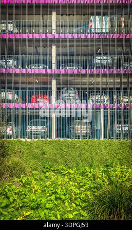 St-Ouen sur Seine, Francia, 26 marzo 2025, vista del Central Parc, un parcheggio multipiano nella parte più elegante della città Foto Stock
