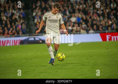 Madrid, Spagna, 14 febbraio 2026: Il giocatore del Real Madrid Arda Güler (15) controlla la palla durante il giorno 24 di LaLiga EA Sports 2025-26 tra il Real Madrid e il Real Sociedad, il 14 febbraio 2026, allo stadio Santiago Bernabéu di Madrid, Spagna. Crediti: Alberto Brevers / Alamy Live News. Foto Stock