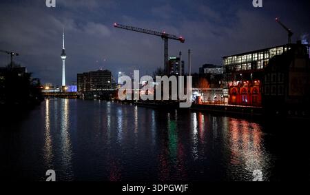 Berlino, Germania. 14 febbraio 2026. Le luci della città si riflettono nelle acque della Sprea. Crediti: Britta Pedersen/dpa/Alamy Live News Foto Stock
