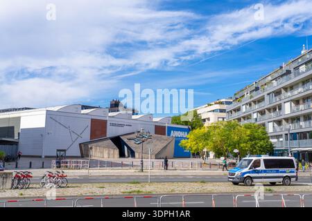 Berlino Germania - settembre 25 2025: Il Michael Blumenthal Akademie Jewish Museum a Berlino Germania con la protezione della polizia all'esterno Foto Stock