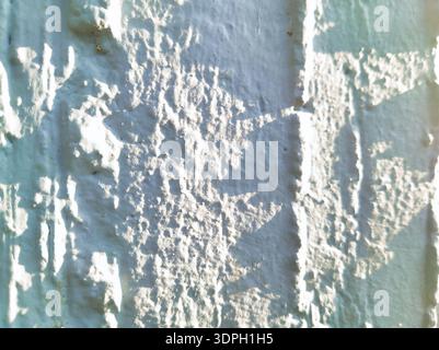Uno studio luminoso e minimalista di un muro ondulato bianco a Budapest. Le creste verticali in gesso e le ombre croccanti a Pongratz Gergely ter offrono un ambiente pulito Foto Stock