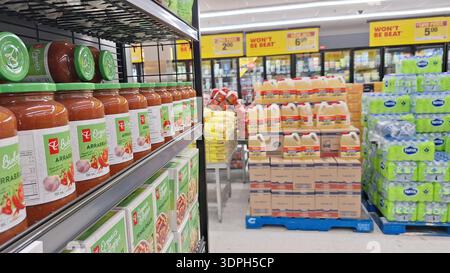 Toronto, ON, Canada - 4 febbraio 2026: File di cereali per la colazione e prodotti secchi sono esposti in un corridoio luminoso del supermercato. Foto Stock