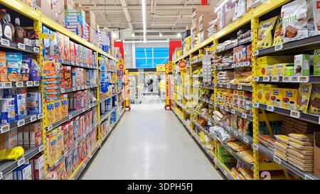 Toronto, ON, Canada - 4 febbraio 2026: File di cereali per la colazione e prodotti secchi sono esposti in un corridoio luminoso del supermercato. Foto Stock