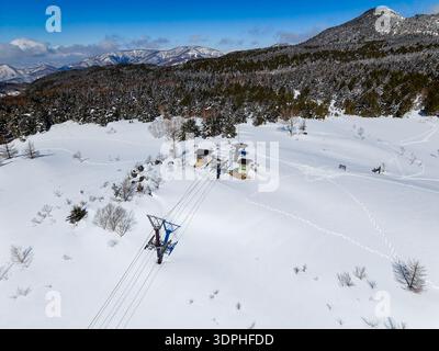 Drone di una stazione sciistica abbandonata e piste innevate a Nagano, in Giappone Foto Stock