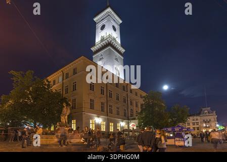 Atmosfera serale nel quartiere della città vecchia con la torre del municipio illuminata, Leopoli, Ucraina Foto Stock