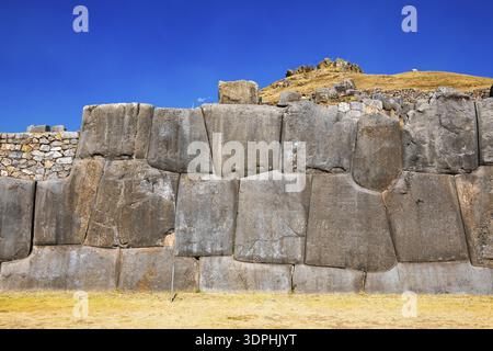 Mura di pietra della città inca di Sacsayhuaman, Cusco, Perù Foto Stock
