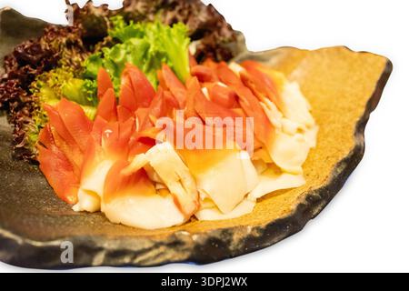 Tagliate a pezzi della vongola da surf stimpson o del sashimi hokkigai in stile giapponese su bianco isolato. Foto Stock