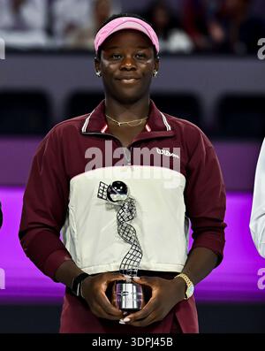 Doha, Qatar. 14 febbraio 2026. Victoria Mboko del Canada posa con il trofeo della seconda classificata durante la cerimonia di premiazione per la partita di singolare femminile del torneo di tennis WTA Qatar Open 2026 a Doha, Qatar, il 14 febbraio 2026. Crediti: Nikku/Xinhua/Alamy Live News Foto Stock