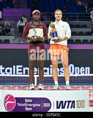 Doha, Qatar. 14 febbraio 2026. La vincitrice Karolina Muchova della Repubblica Ceca e la seconda classificata Victoria Mboko (L) del Canada hanno posato durante la cerimonia di premiazione per la partita di singolare femminile del torneo di tennis WTA Qatar Open 2026 a Doha, Qatar, il 14 febbraio 2026. Crediti: Nikku/Xinhua/Alamy Live News Foto Stock
