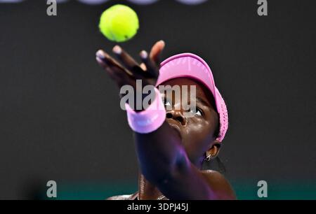 Doha, Qatar. 14 febbraio 2026. Victoria Mboko del Canada serve durante l'incontro finale femminile tra Karolina Muchova della Repubblica Ceca e Victoria Mboko del Canada al torneo WTA Qatar Open 2026 di Doha, Qatar, il 14 febbraio 2026. Crediti: Nikku/Xinhua/Alamy Live News Foto Stock