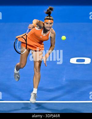 Doha, Qatar. 14 febbraio 2026. Karolina Muchova della Repubblica Ceca serve durante la finale femminile tra Karolina Muchova della Repubblica Ceca e Victoria Mboko del Canada al torneo di tennis WTA Qatar Open 2026 a Doha, Qatar, il 14 febbraio 2026. Crediti: Nikku/Xinhua/Alamy Live News Foto Stock