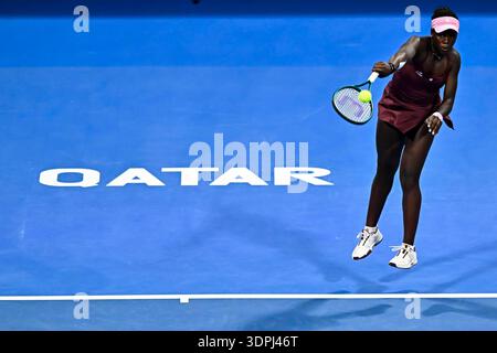 Doha, Qatar. 14 febbraio 2026. Victoria Mboko del Canada serve durante l'incontro finale femminile tra Karolina Muchova della Repubblica Ceca e Victoria Mboko del Canada al torneo WTA Qatar Open 2026 di Doha, Qatar, il 14 febbraio 2026. Crediti: Nikku/Xinhua/Alamy Live News Foto Stock