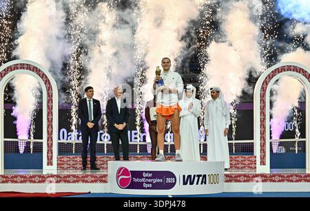 Doha, Qatar. 14 febbraio 2026. Karolina Muchova (davanti) della Repubblica Ceca posa con il trofeo durante la cerimonia di premiazione per la partita di singolare femminile del torneo di tennis WTA Qatar Open 2026 a Doha, Qatar, il 14 febbraio 2026. Crediti: Nikku/Xinhua/Alamy Live News Foto Stock