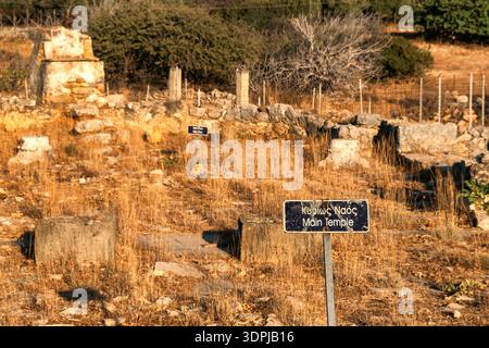 Panormos, Creta, Grecia - 7 settembre 2025: Resti archeologici dell'antico tempio principale con indicazione informativa presso il sito storico vicino a Panormo Foto Stock
