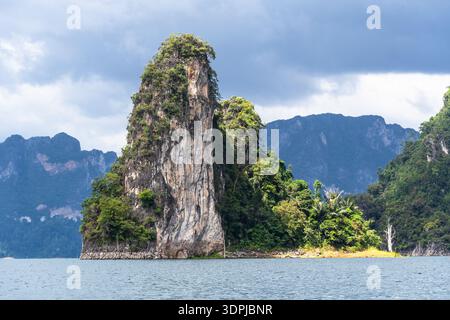 Khao Sok, Thailandia: Paesaggio spettacolare girato da una barca sul lago Khao Sok nel sud della Thailandia, famoso per la sua formazione rocciosa e il paesaggio carsico Foto Stock