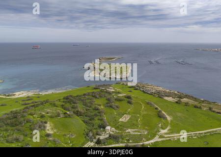 La vista aerea della costa verde brillante di Mellieha contrasta con il mare blu profondo che circonda l'isola, Mellieha, Malta. Foto Stock