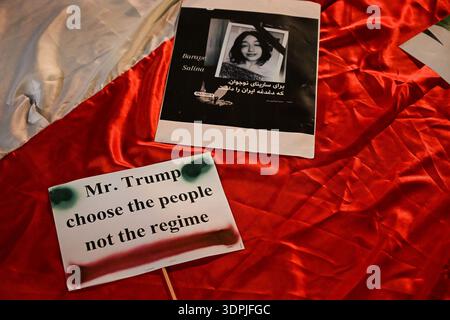 Tel-Aviv, Tel-Aviv, Israele. 14 febbraio 2026. I sostenitori si riuniscono in una manifestazione di solidarietà per il popolo iraniano e contro il regime della Repubblica islamica a Tel Aviv, Israele, il 14 febbraio 2026. I manifestanti hanno sventolato bandiere e tenuto segnali a sostegno della libertà e dei diritti civili per gli iraniani e chiedendo la fine dell'attuale regime. (Credit Image: © Paulina Patimer/ZUMA Press Wire) SOLO PER USO EDITORIALE! Non per USO commerciale! Foto Stock